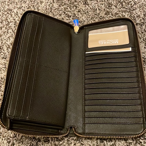 Brown Michael Kors 20 cc slots, 4 bill slots and zipper coin pouch - Picture 3 of 4